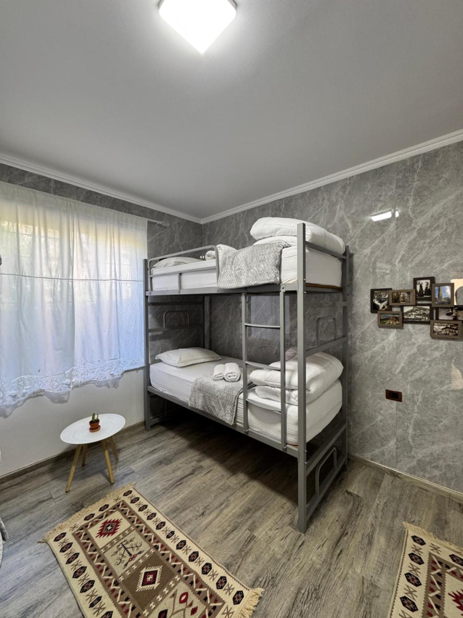 Hostel Leon Берат Екстер'єр фото
